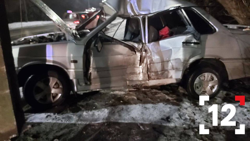 У Луцьку на Гнідавській авто в'їхало в стовп – водій загинув (фото, відео)