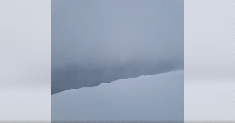 «Явище красиве, але небезпечне»: рятувальники показали снігові фонтани у Карпатах (відео)