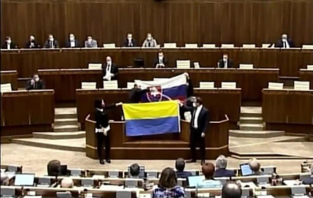 Словацький депутат познущався над прапором України просто в будівлі парламенту