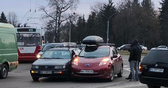 У Луцьку перед переходом зіткнулися Volkswagen і Nissan (фото, відео)