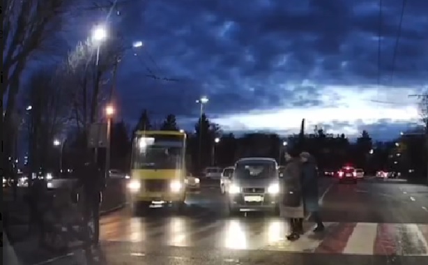 У Луцьку на переході велосипедист наїхав на пішохода (відео)