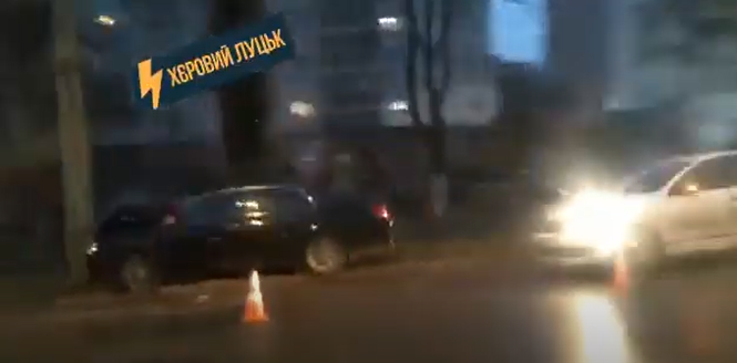 У Луцьку авто в'їхало у стовп (відео)