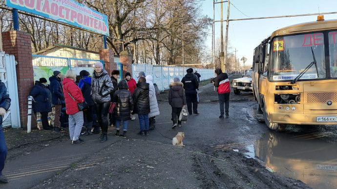 «Ніхто не годує і не розселяє»: евакуйовані з ОРДЛО повертаються з Росії додому