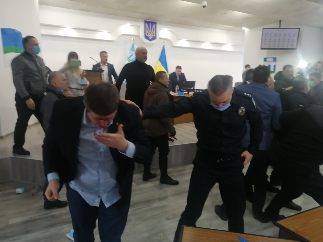 До крові: у Рівненській міській раді жорстко побилися депутати (відео)