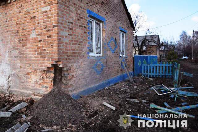 На Донбасі обстріляли дитсадок з дітьми і будинки, поранена жінка (фото, відео)