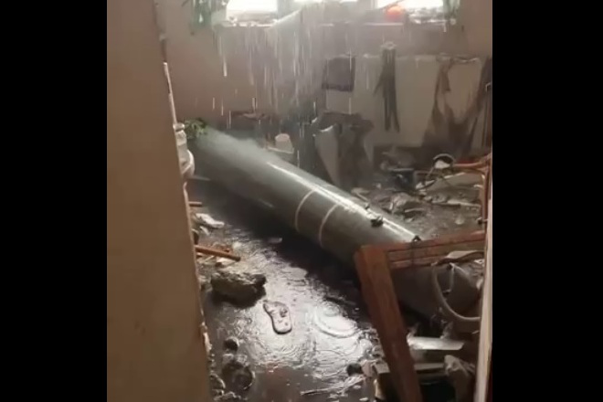 У Харкові великий снаряд окупантів влетів у квартиру, але не вибухнув (відео)