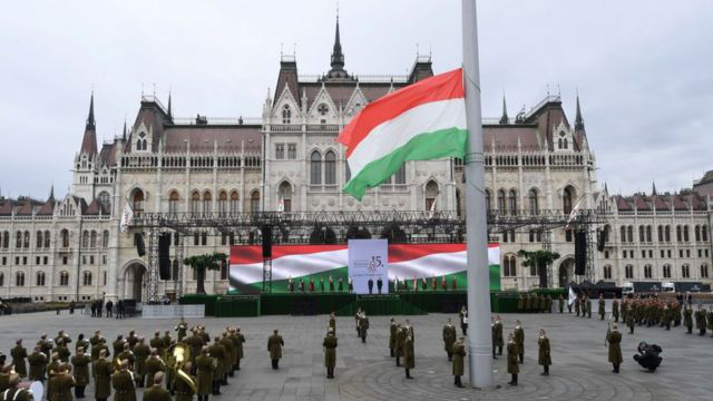 Угорщина заборонила транзит зброї для України своєю територією