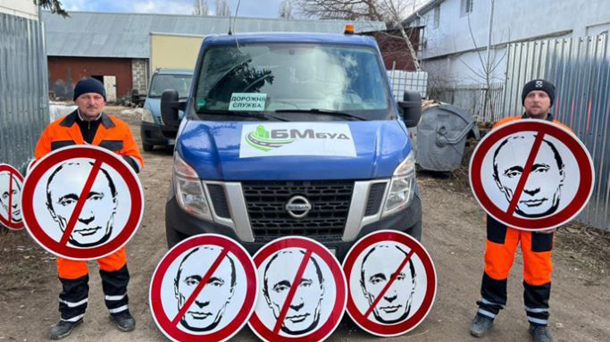 «Окупантам рух заборонено»: Укравтодор встановлює нові знаки (фото)