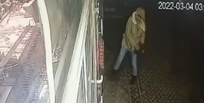 Показали, як у Луцьку крадійка «ломилася» до магазину на Грушевського (відео)