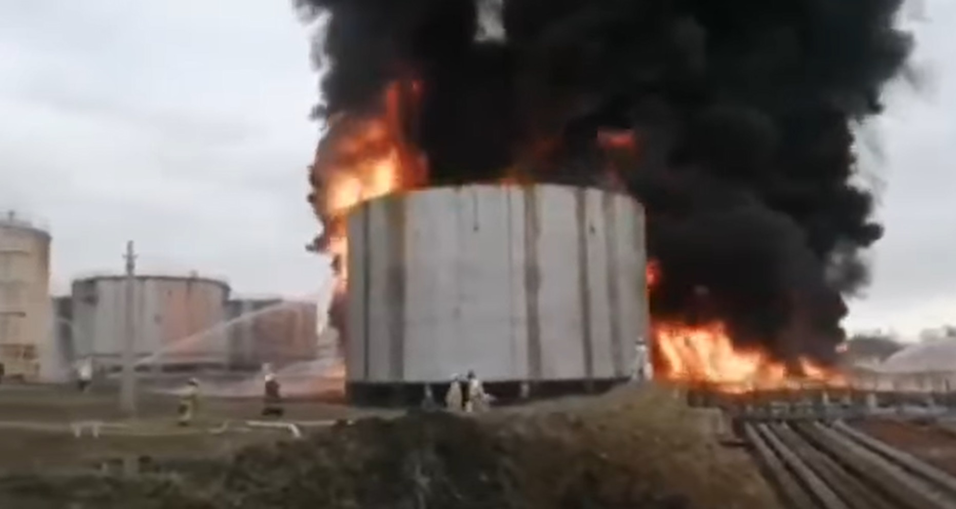 У Луганську вночі прогримів вибух: палає нафтобаза (відео)