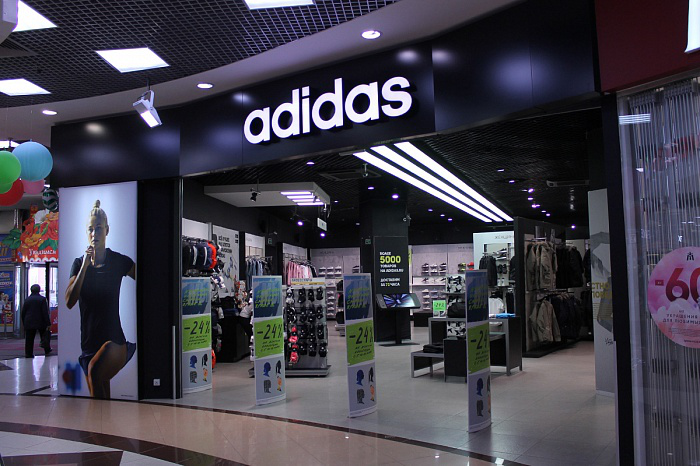 Adidas зупиняє роботу в РФ, але не виходить остаточно