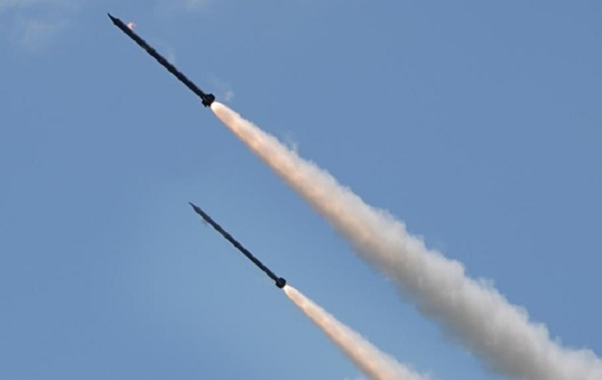 Над Борисполем сили ППО знищили в повітрі дві ракети російських окупантів (відео)