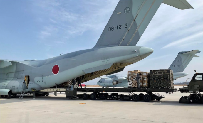Шоломи й бронежилети: Японія відправила до України літак з допомогою (фото)