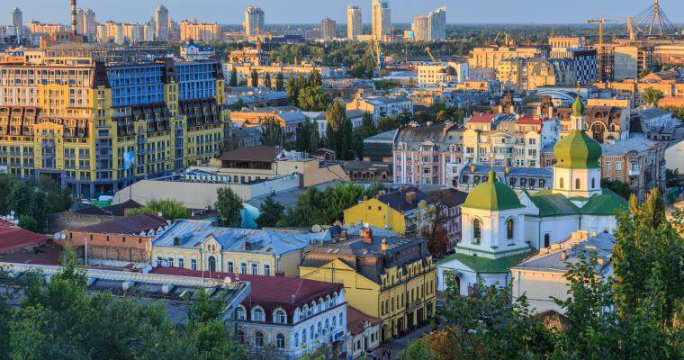 Окупанти обстріляли будинки на Подолі у Києві: кількість постраждалих уточнюється
