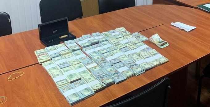 Українка намагалася винести до Молдови понад 400 тисяч доларів у ручній поклажі (фото)