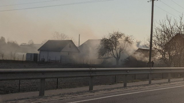 У Луцькій громаді загорілася літня кухня: вогонь перекинувся на житловий будинок  (фото)