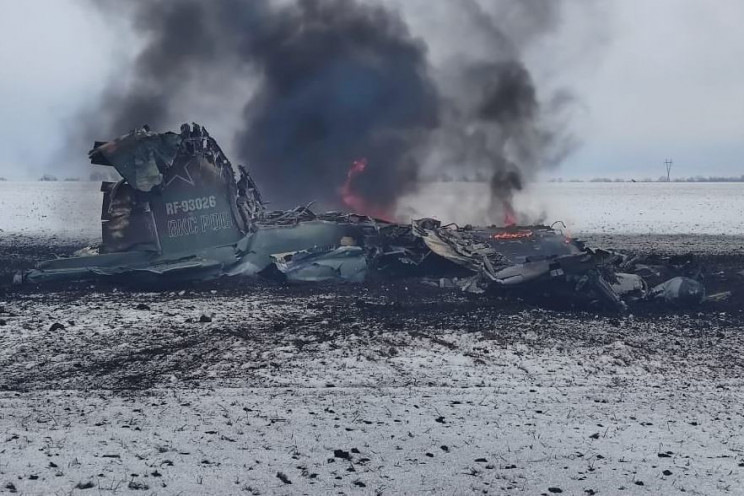 Українські військові збили ще один літак окупантів: залишки валяються у полі (відео)