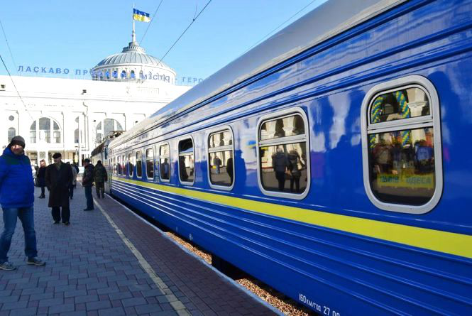 Через обстріли залізничних станцій в Україні затримуються десятки потягів