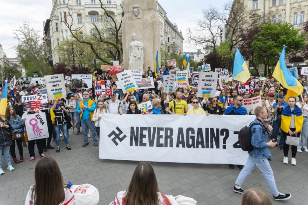 В Угорщині уперше пройшов велелюдний мітинг за Україну, поруч з проросійським (відео)