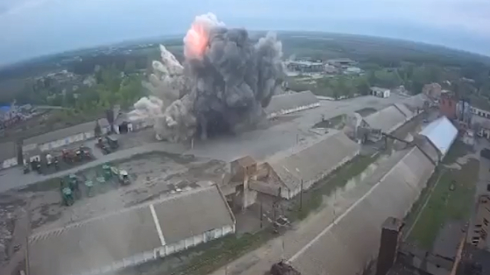 На Дніпропетровщині російська ракета знищила склад із зерном