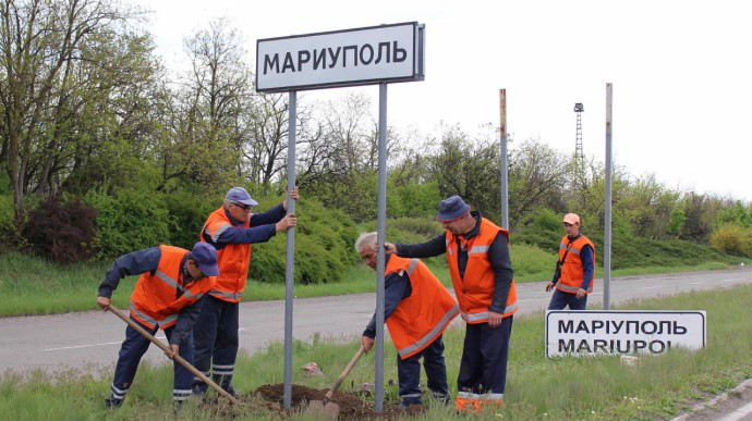 Окупанти знищують україномовні дороговкази біля Маріуполя