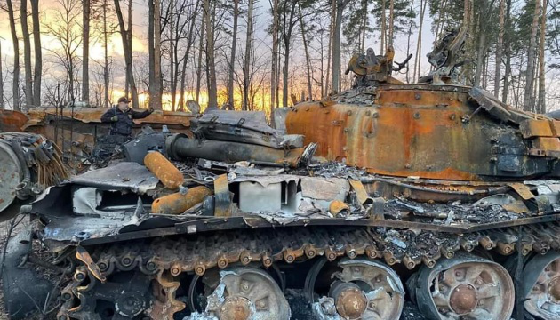 Українські військові на сході знищили 250 загарбників і 13 танків