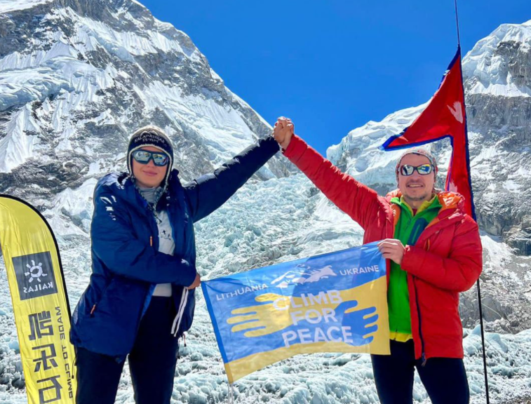 Українка підкорила Еверест: на вершині майорить прапор України (фото)