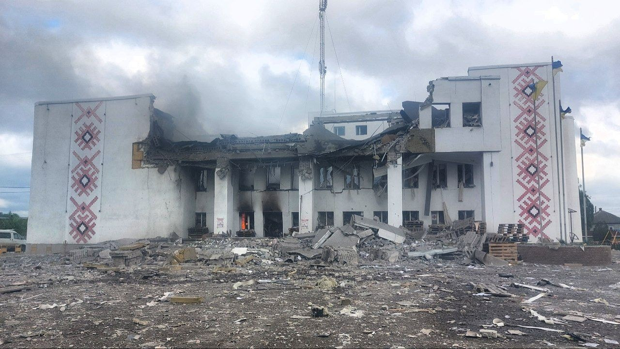 Окупанти вдарили по передмістю Харкова і знищили гуманітарний центр (фото)