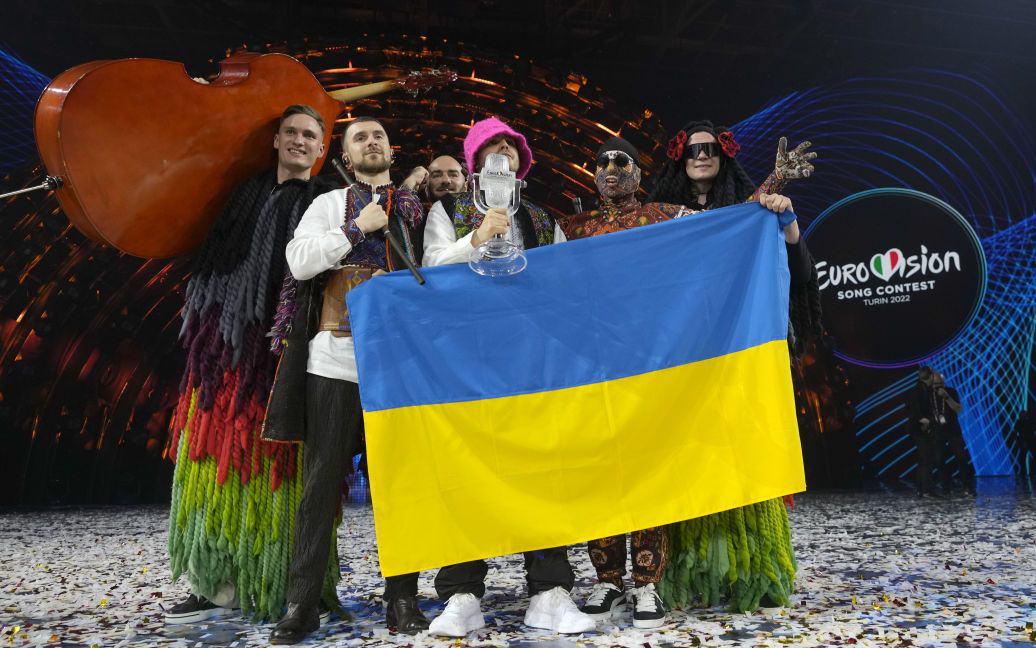 Kalush Orchestra повернувся до України: як зустріли переможців «Євробачення-2022» (відео)