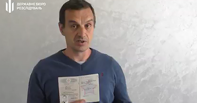 Росіянин засудив путіна і «руський мір» та спалив військовий квиток (відео)
