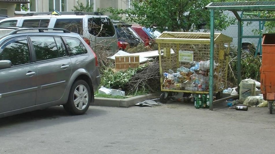 У Луцьку штрафують водіїв, які блокують доїзд комунальників до смітників