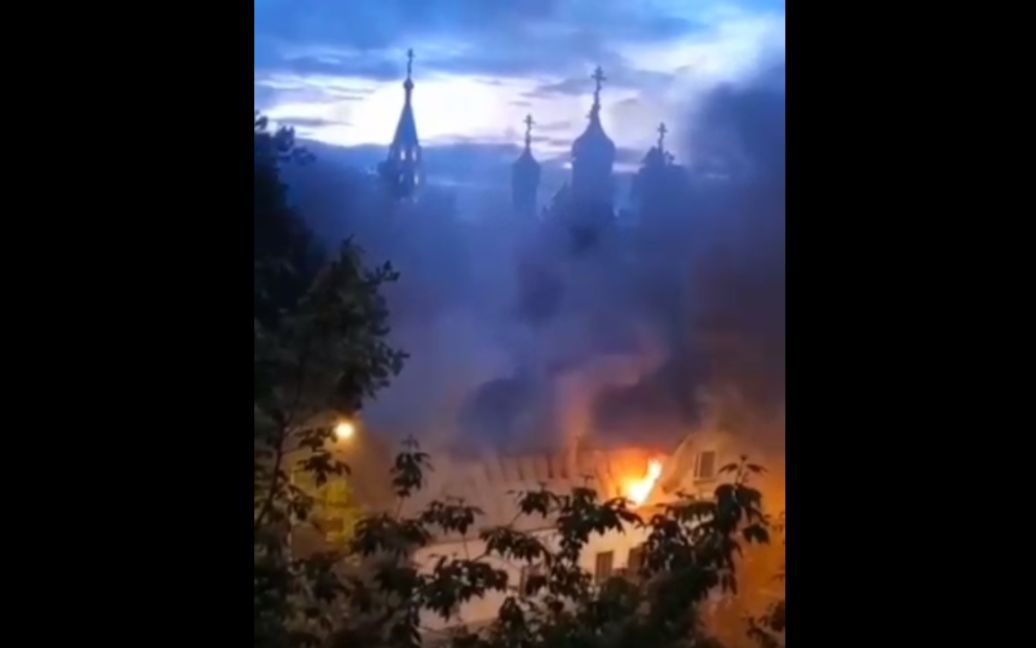 У москві сталася пожежа на території давнього храму (відео)