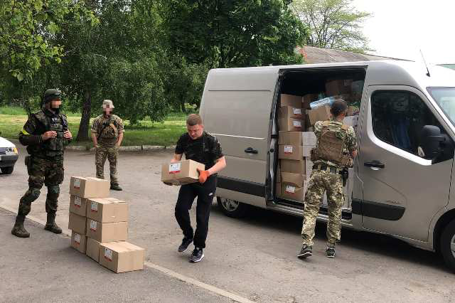 «Свідомі» привезли «сімейні пакунки» у звільнені від окупації містечка Харківщини (фото)