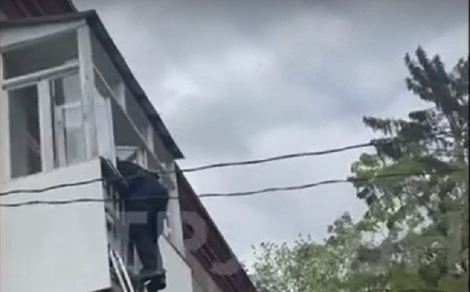 По драбині – на балкон: у Луцьку врятували бабусю, в якої стався інсульт (відео)