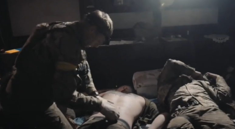 Оприлюднили унікальне відео, як на передовій бойові медики рятують поранених (відео)