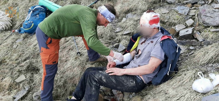 На Закарпатті чоловік впав з 80 метрів у горах та вижив (фото)