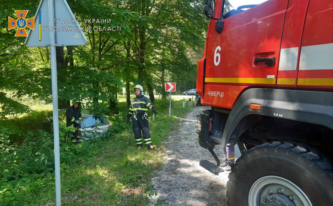 У Луцькому районі легковик злетів з дороги: авто діставали рятувальники (відео)