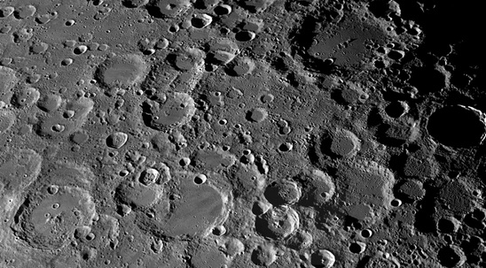 Невідома ракета лишила кратер на поверхні Місяця