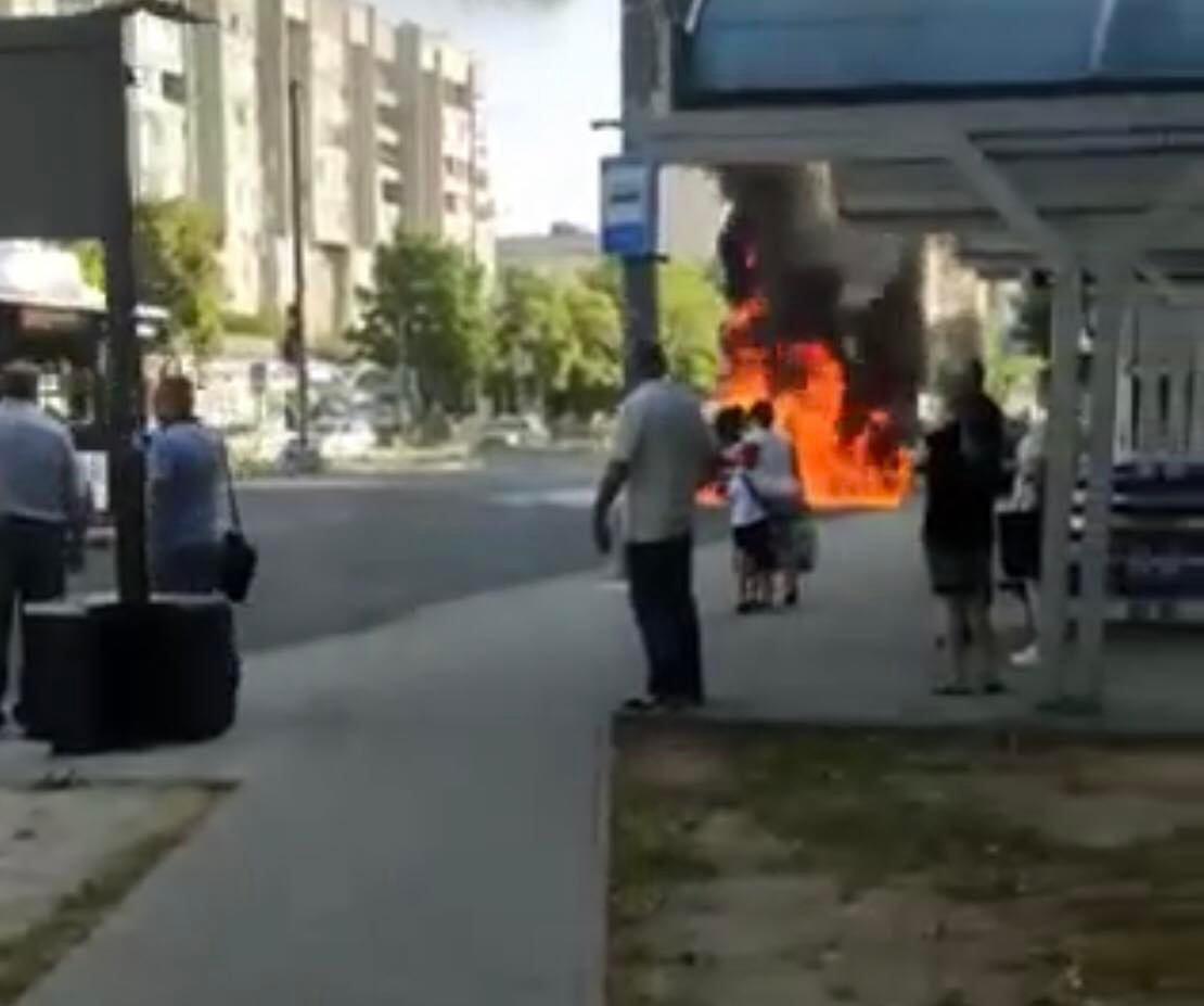 На Соборності в Луцьку загорівся автомобіль (відео)