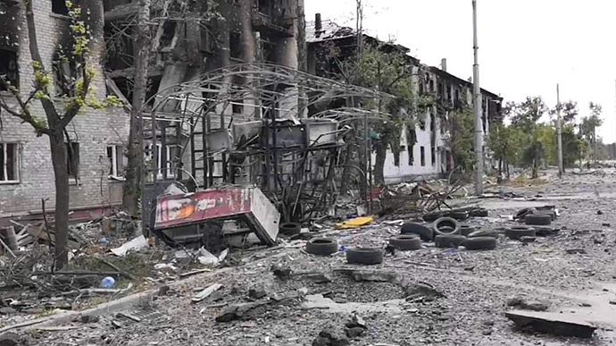 Гайдай: Окупанти закріплюються в районі Лисичанська, місто – у вогні