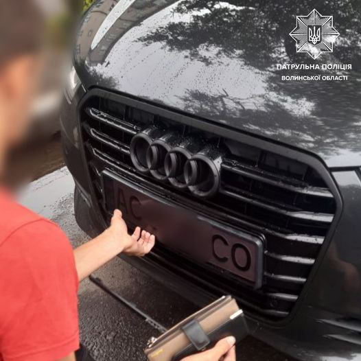 У Луцьку оштрафували водія, який приховав номерний знак авто