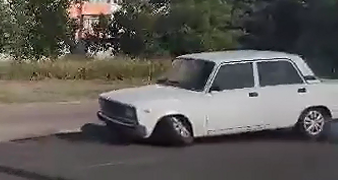 У Луцьку в «жигулів» посеред дороги відламалося колесо (відео)