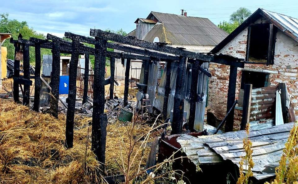 На Київщині ревнивець спалив сарай із тонною сіна