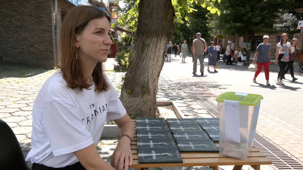Лучанка продає свою поетичну збірку про війну, щоб допомогти військовим (відео)