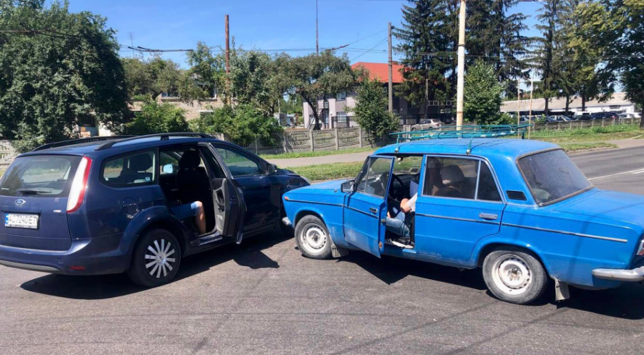 У Луцьку на Львівській «жигуль» врізався у Ford (фото)