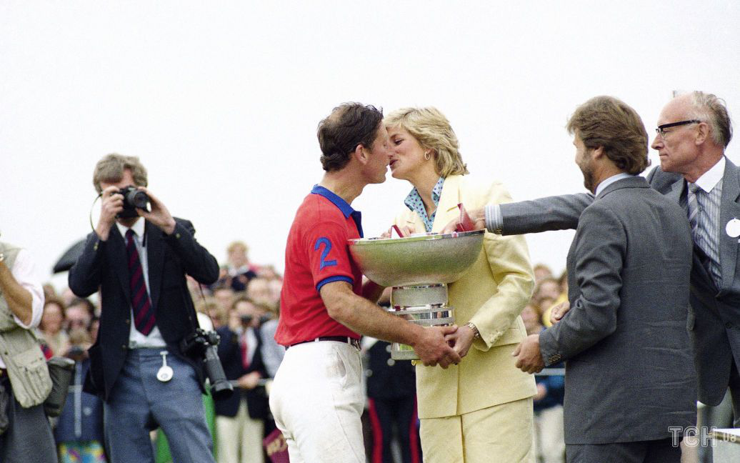 Рідкісне фото дня: як принцеса Діана цілувала Чарльза після переможного матчу в поло