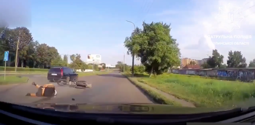 Врятував шолом: у Луцьку п'яний мотоцикліст ледь не загинув у ДТП (відео)