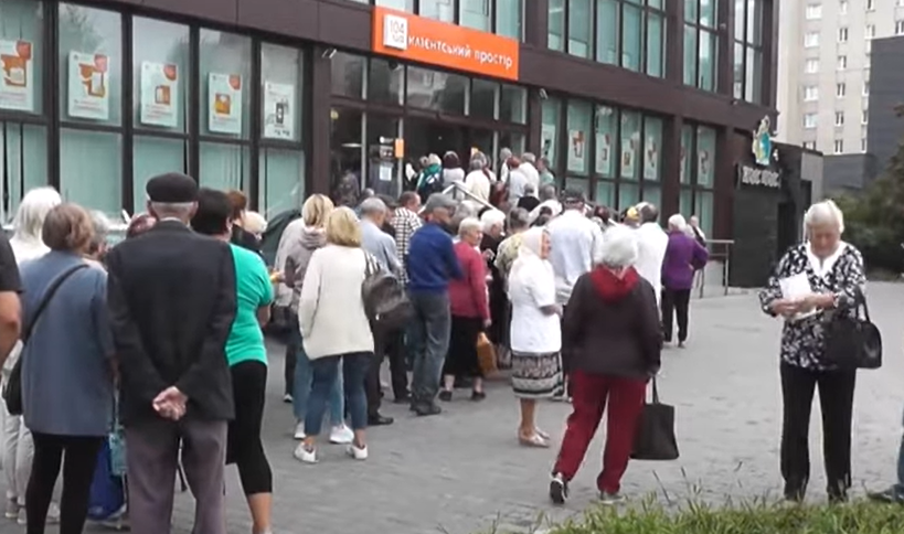 Під «Волиньгаз збутом» зібрався натовп пенсіонерів: чому (відео)