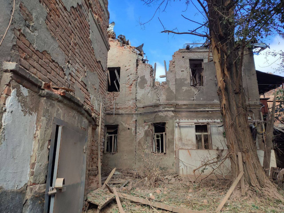 Росіяни обстріляли Харків – влучили у двір будинку