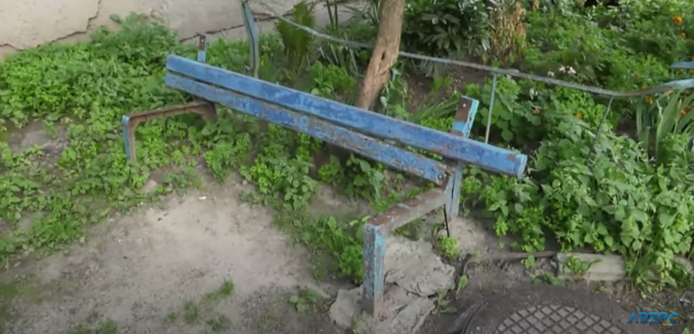 Нема лавок, круті сходи: у Луцьку мешканці будинку не задоволені головою ОСББ (відео)